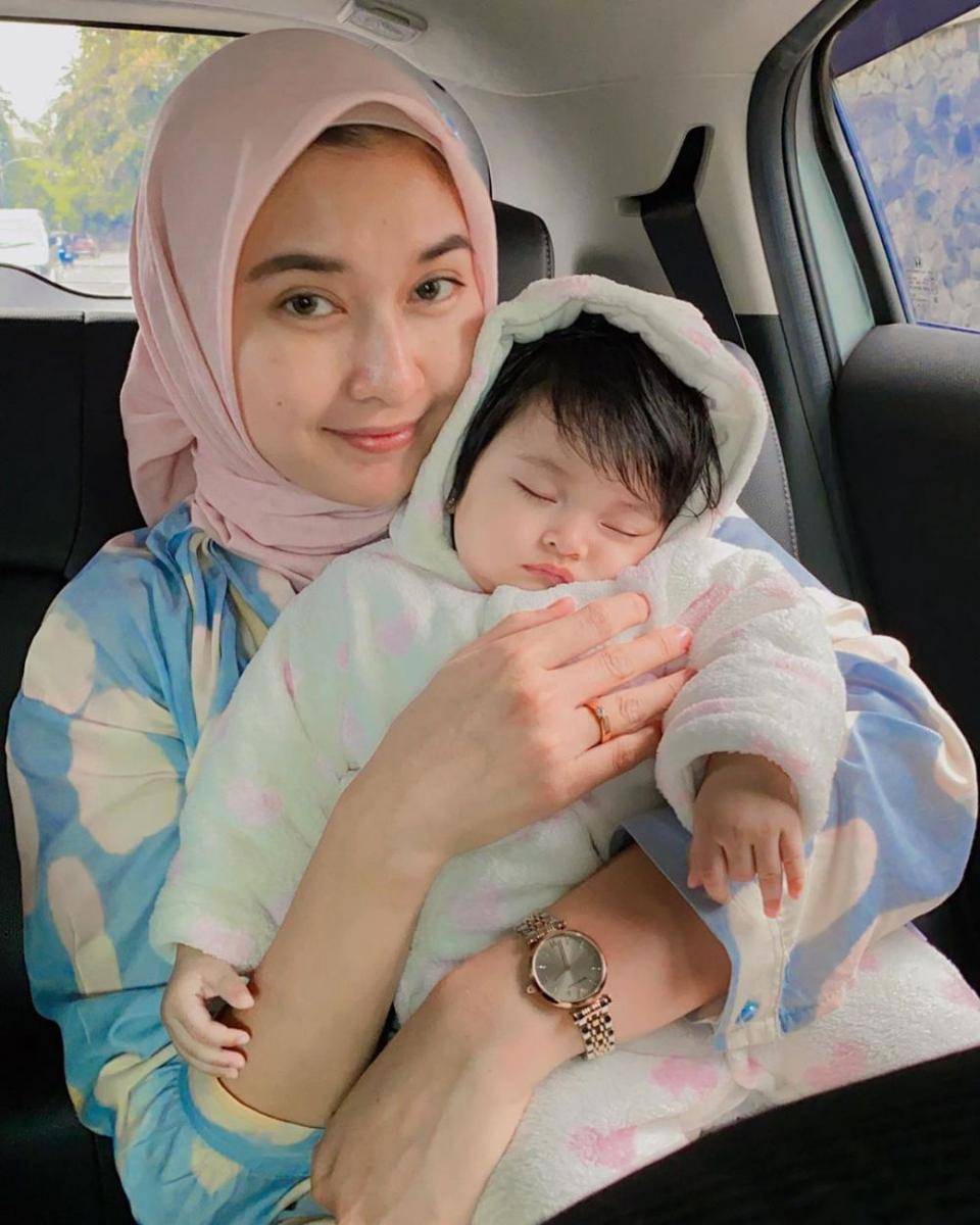 Kevin Liliana saat momong anak (Instagram.com/kevinlln)