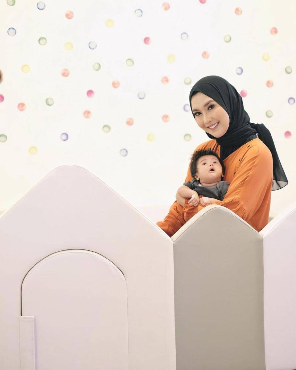 Kevin Liliana saat momong anak (Instagram.com/kevinlln)