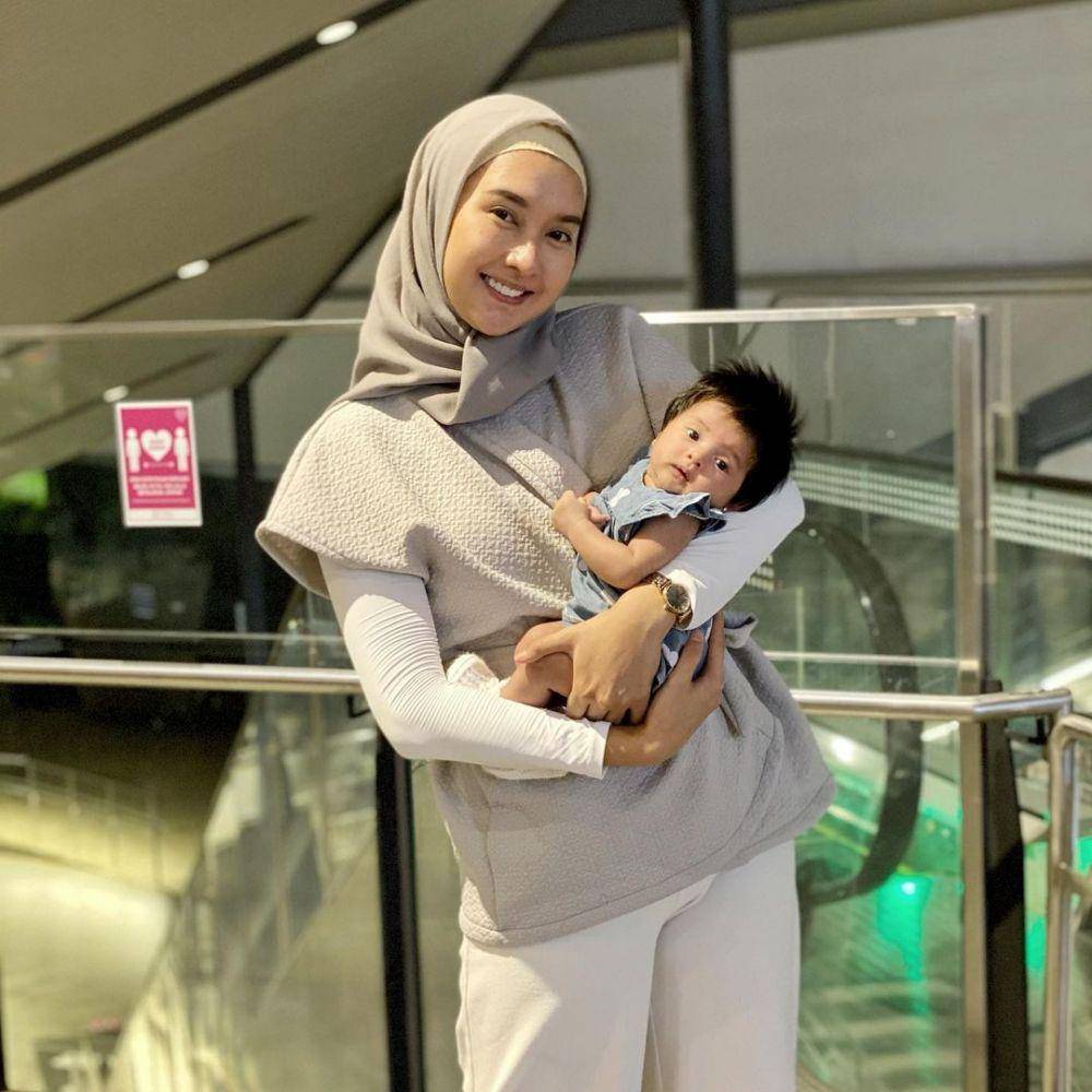 Kevin Liliana saat momong anak (Instagram.com/kevinlln)
