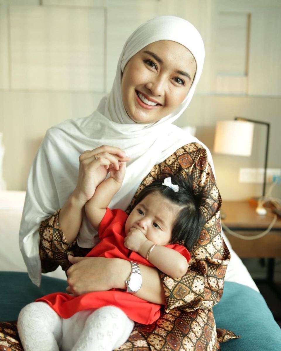 Kevin Liliana saat momong anak (Instagram.com/kevinlln)
