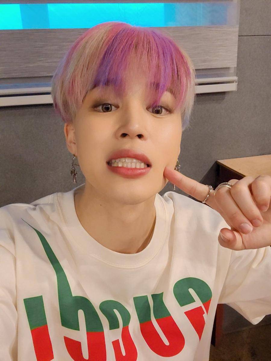 Jimin selfie (twitter.com/BTS_twt)