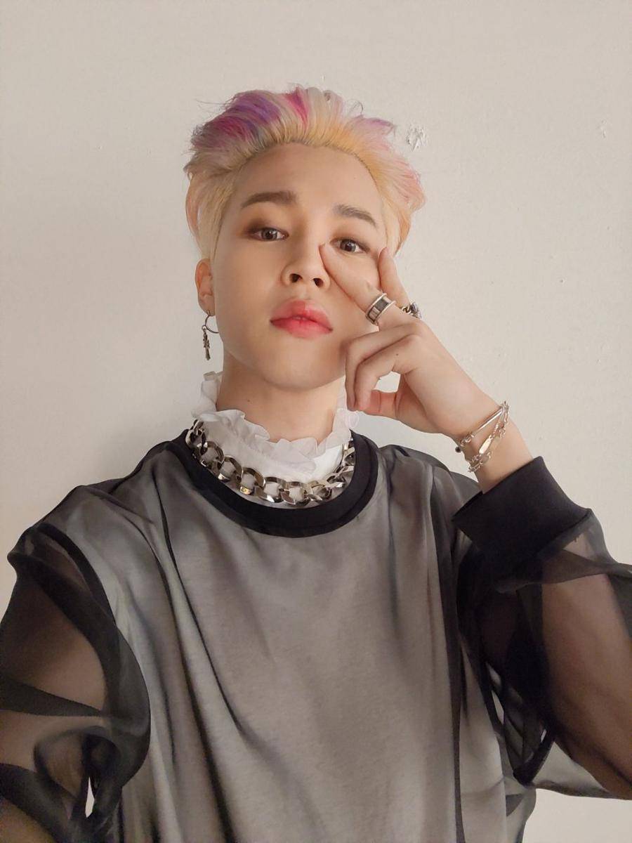 Jimin selfie (twitter.com/BTS_twt)