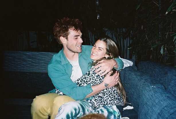 Hamil Anak Pertama, 10 Potret Menawan Clara Berry Pacar KJ Apa