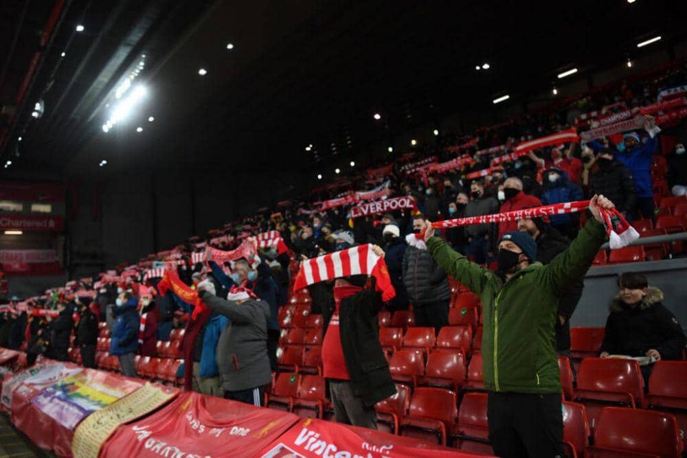 Para penggemar saat melihat pertandingan langsung di stadion. (theathletic.com)