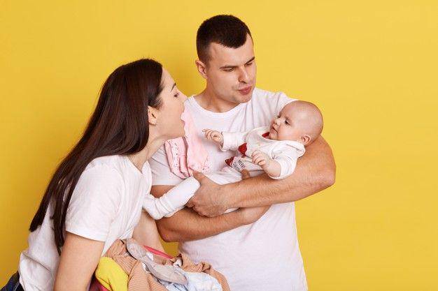 ilustrasi bayi digendong orang tuanya (freepik.com/user18526052)
