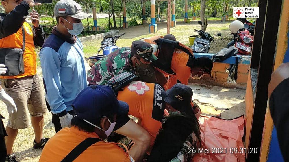 Proses evakuasi korban terseret ombak di Pantai Batu Bengkung, Kabupaten Malang. Dok/PMI Kabupaten Malang