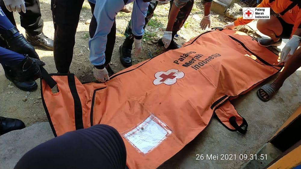 Evakuasi jenazah satu korban yang terseret ombak di Pantai Batu Bengkung. Dok/PMI Kabupaten Malang