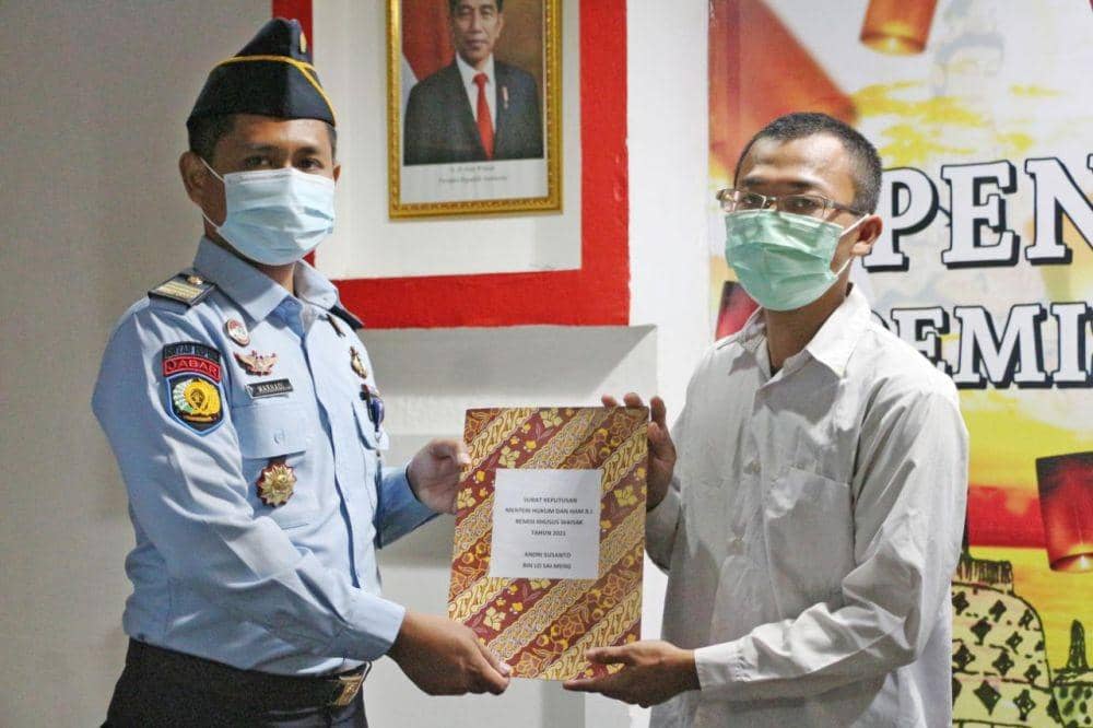 Narapidana di Rutan Depok mendapatkan remisi pada perayaan Waisak. (Humas Rutan Depok)