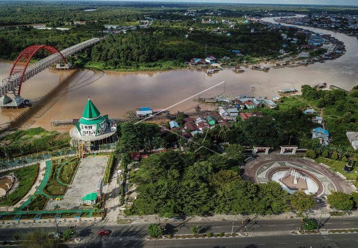 Foto udara suasana sepi di Taman Pasuk Kameloh (kiri) dan Taman Tugu Soekarno (kanan), Palangkaraya, Kalimantan Tengah, Selasa (11/5/2021). (ANTARA FOTO/Makna Zaezar)