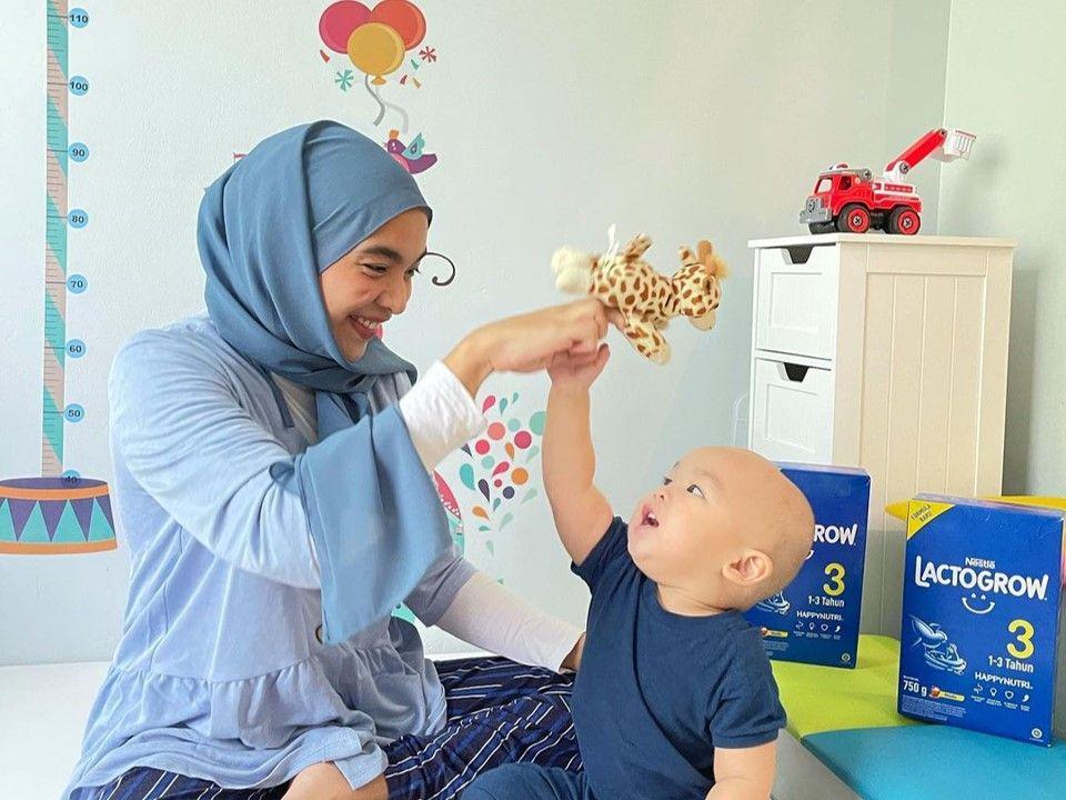 10 Potret Keseharian Tika Bravani Bersama Anak, Ibu Panutan!