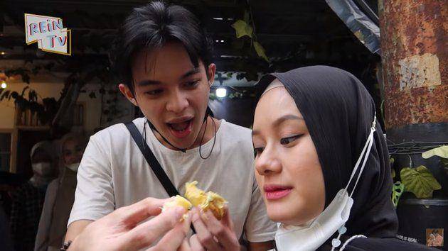 Dinda Hauw makan durian saat hamil besar (dok. youtube.com/Rein TV)