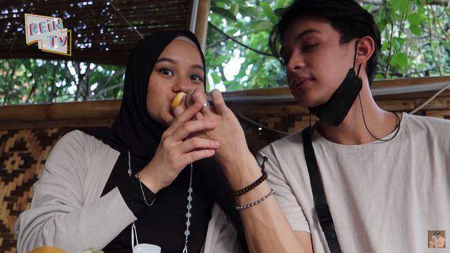 Dinda Hauw makan durian saat hamil besar (dok. youtube.com/Rein TV)