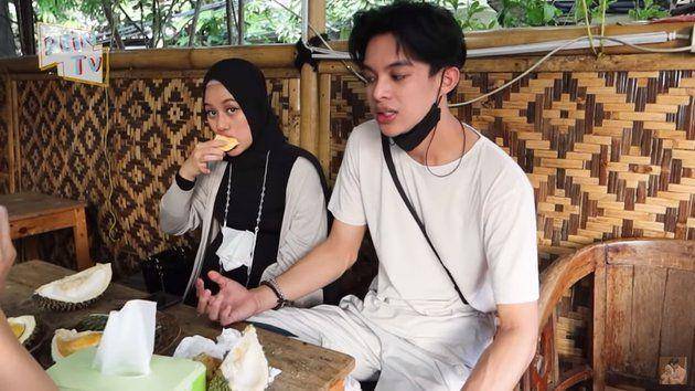 Dinda Hauw makan durian saat hamil besar (dok. youtube.com/Rein TV)