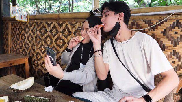 Dinda Hauw makan durian saat hamil besar (dok. youtube.com/Rein TV)