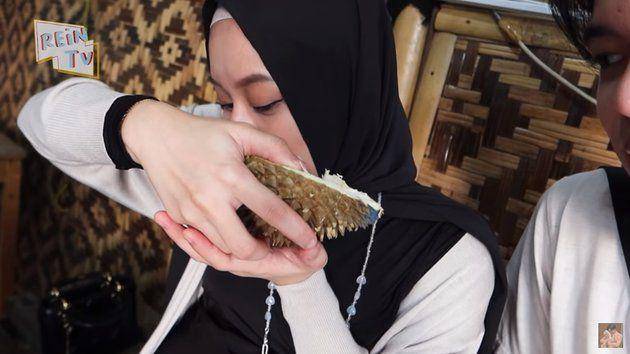 Dinda Hauw makan durian saat hamil besar (dok. youtube.com/Rein TV)
