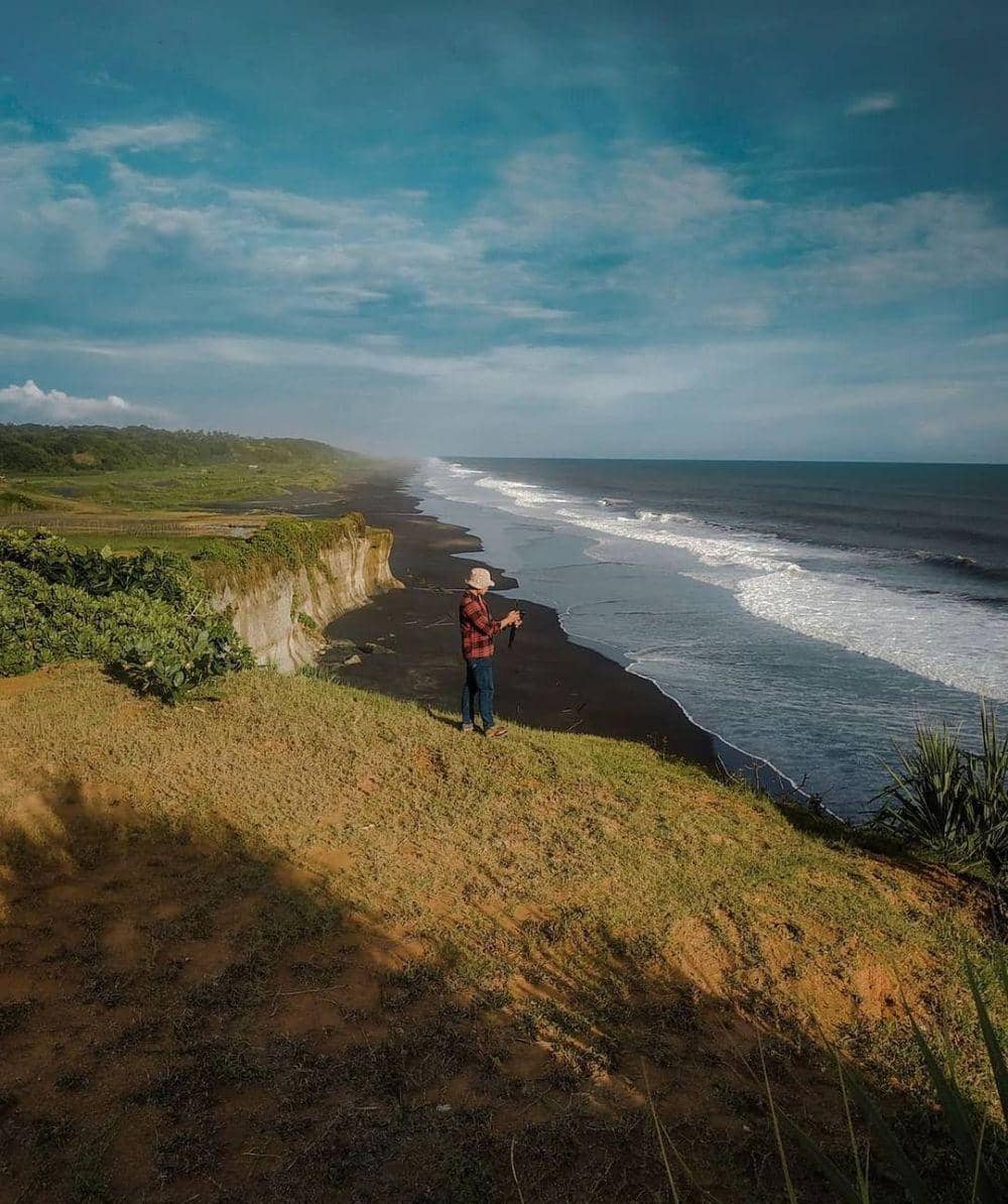Pantai Karang Bolong, Sukabumi (instagram.com/aditia.putra.21)