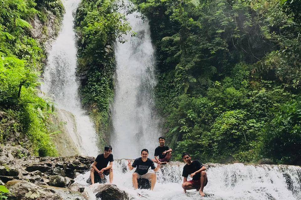 Menikmati segarnya air di Curug Cilember (instagram.com/aa.aldi_)