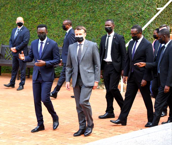 Presiden Emmanuel Macron yang tiba di Kigali Genocide Memorial pada 27 Mei 2021, untuk memberikan penghormatan kepada korban genosida 1994. (Twitter.com/Kigali Genocide Memorial)