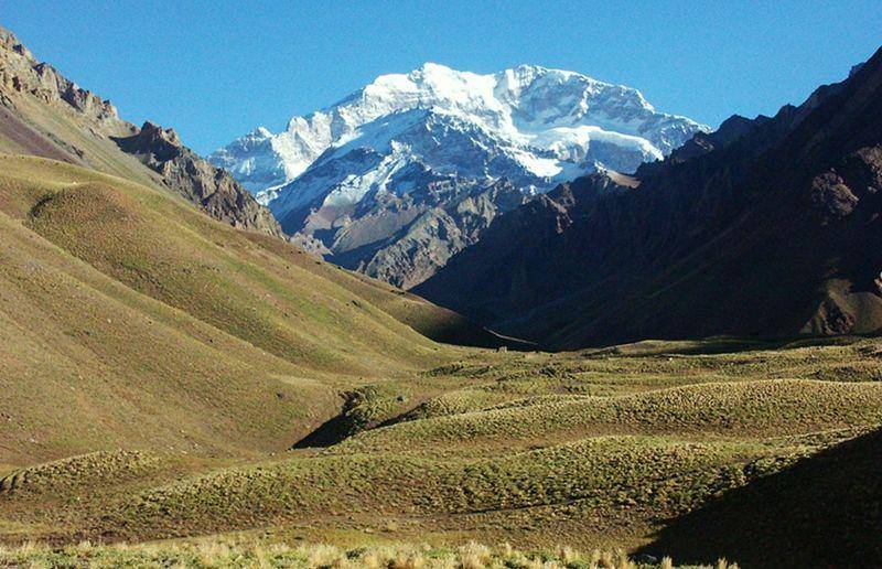 Taman Nasional Aconcagua (hikingbikingadventures.com)