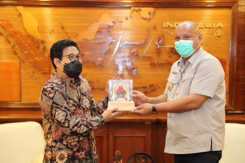 Audiensi Bupati Nias Utara, Amizaro Waruwu dengan Menteri Desa, Pembangunan Daerah Tertinggal, dan Transmigrasi (PDTT) Abdul Halim Iskandar, Jakarta, Kamis (27/5/2021). (Dok. Kementerian PDTT)