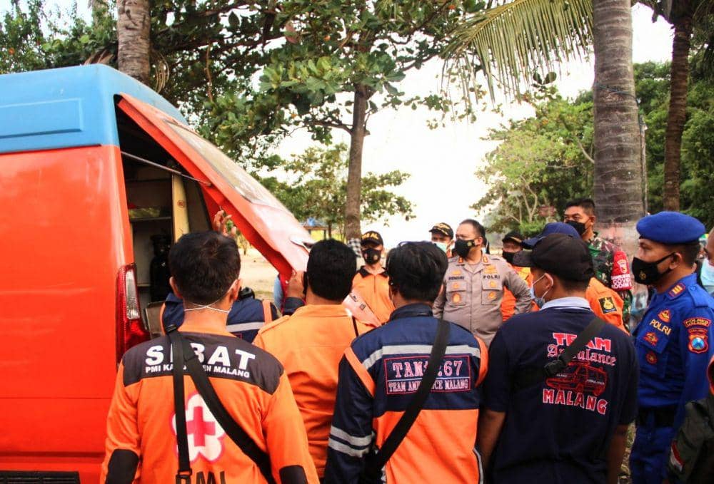 Evakuasi korban pantai Batu Bengkung yang ditemukan dan langsung dibawa ke RSSA. Dok/Humas Polres Malang