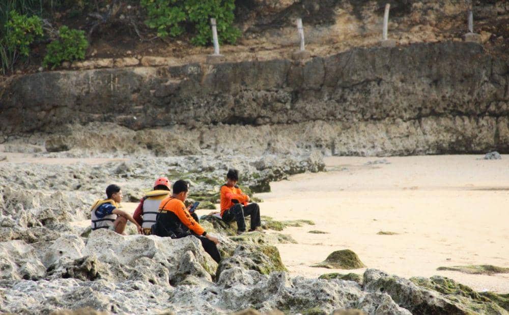 Tim SAR gabungan tengah beristirahat saat pencarian korban di Pantai Batu Bengkung. Dok/Humas Polres Malang