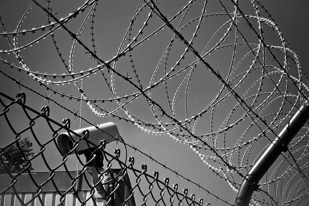 Kawat berduri dan kamera CCTV terpasang di sebuah tempat (pexels.com)