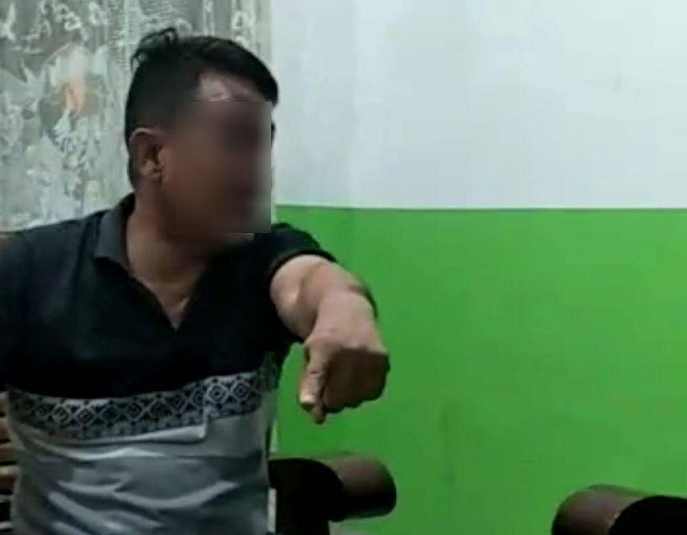 Cuplikan video yang menunjukkan Iptu TS, oknum polisi yang diduga menjadi tameng rentenir untuk mengaih utang. Belakangan video aksi arogan TS tersiar di beberapa kanal media sosial. (screenshot video)