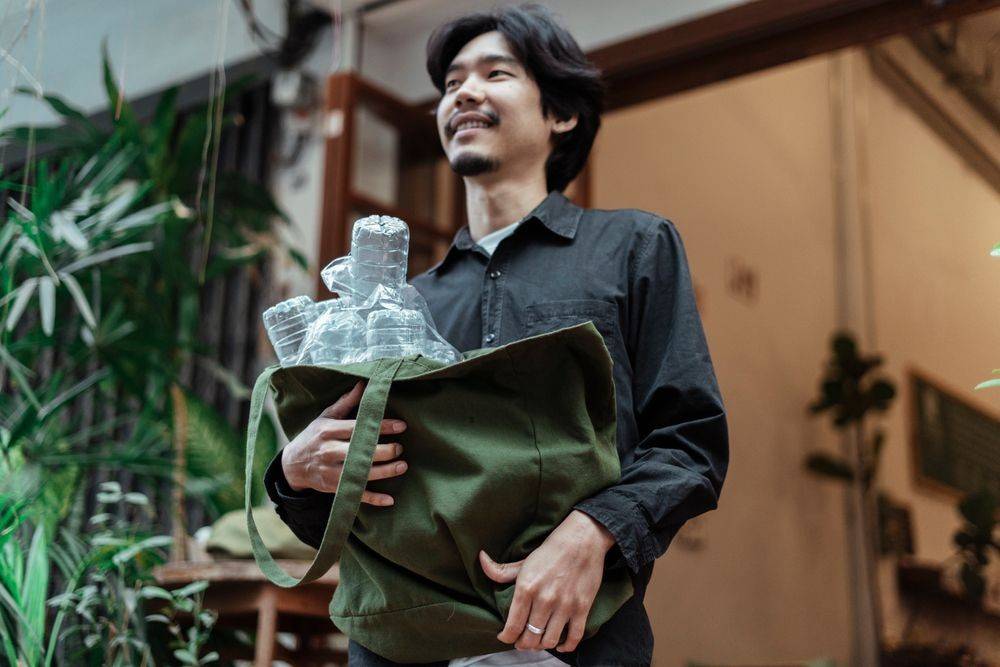 Pria peduli dengan sampah plastik (Shutterstock/theshots.co)