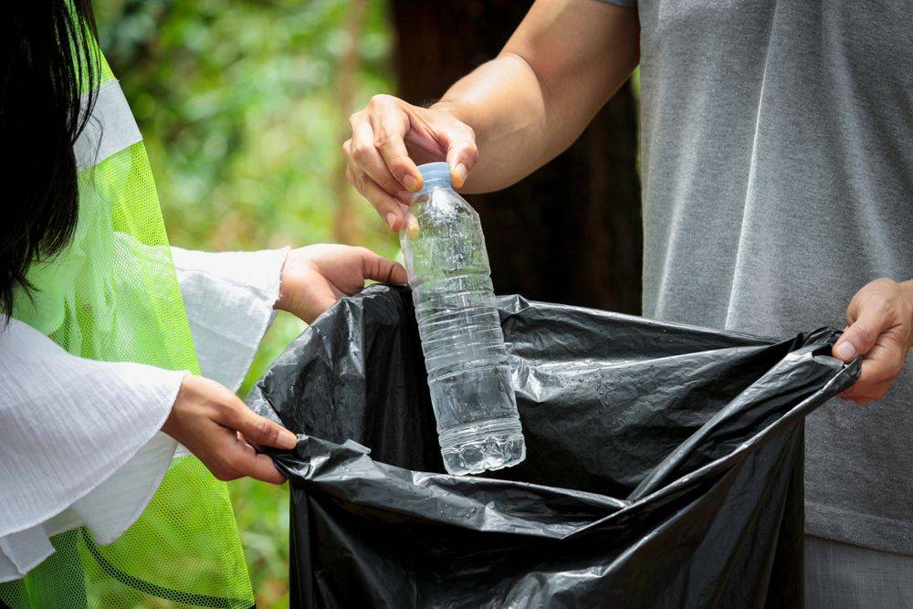 Volunteer peduli lingkungan (Shutterstock/Stella_E)