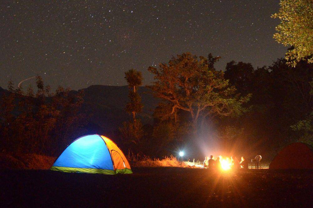 Ilustrasi api unggun saat camping (pexels.com/Amit Thakare)