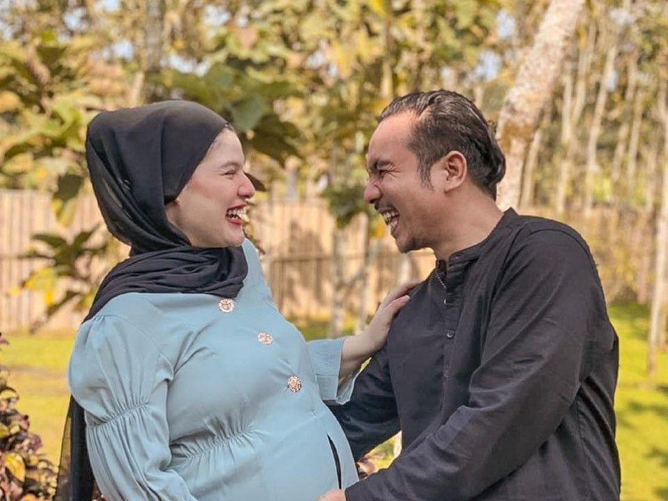 Jelang Melahirkan, 10 Potret Kompak Ricky Komo dan Istri