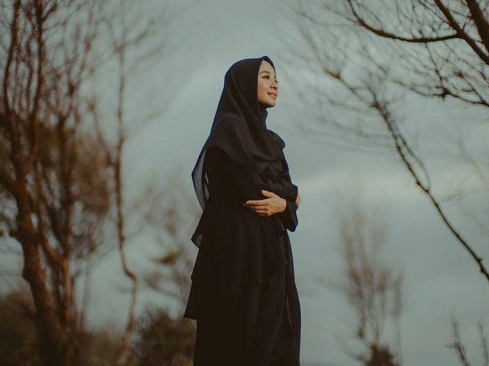 10 Potret Laudya Cynthia Bella Kenakan Outfit Hitam, Elegan!