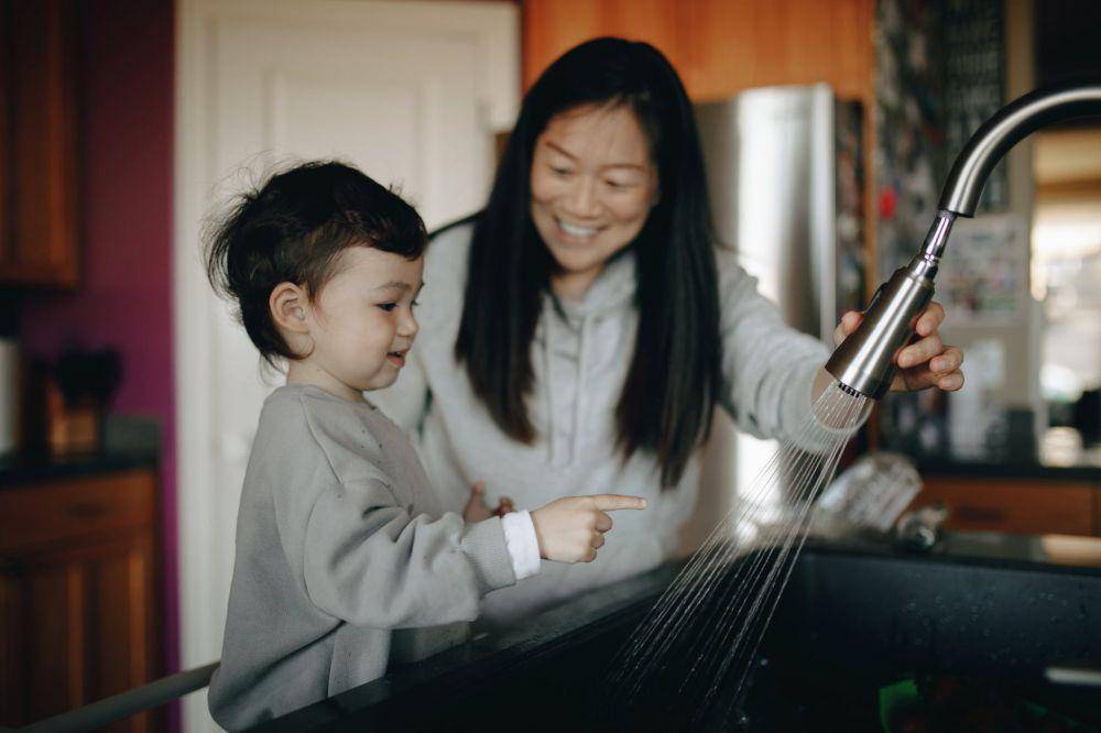 Seorang ibu mengajak anaknya mencuci tangan (pexels.com)