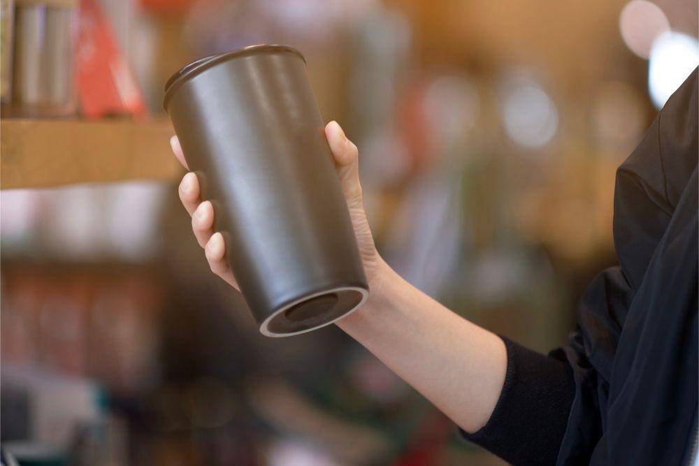 Seseorang menggunakan botol minum (Shutterstock/Horth Rasur)