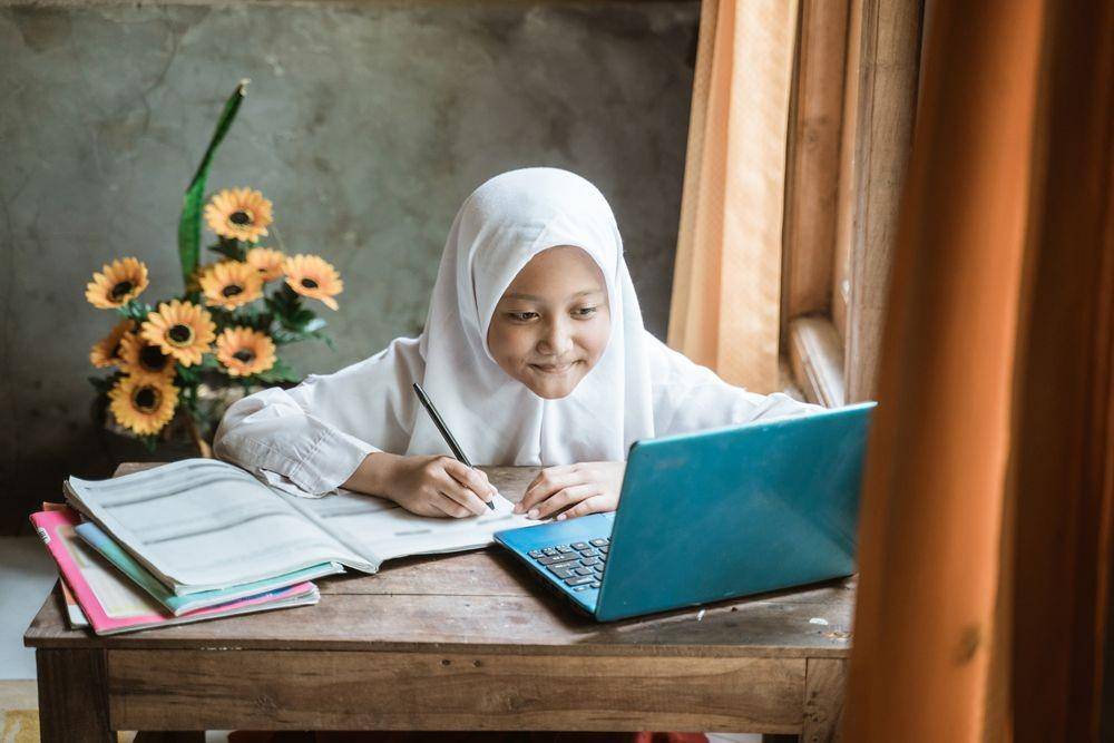 Seorang pelajar tengah melakukan pembelajaran via daring (ShutterStock/OduaImages)