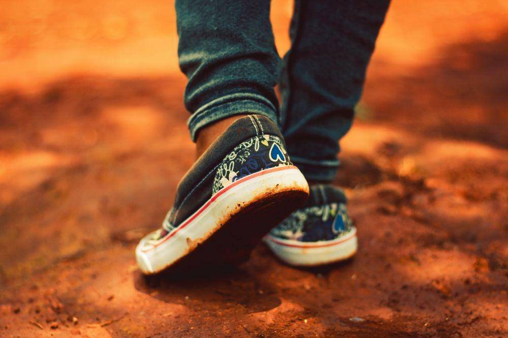 ilustrasi ukuran kaki laki-laki (pexels.com/Nicholas Githiri)