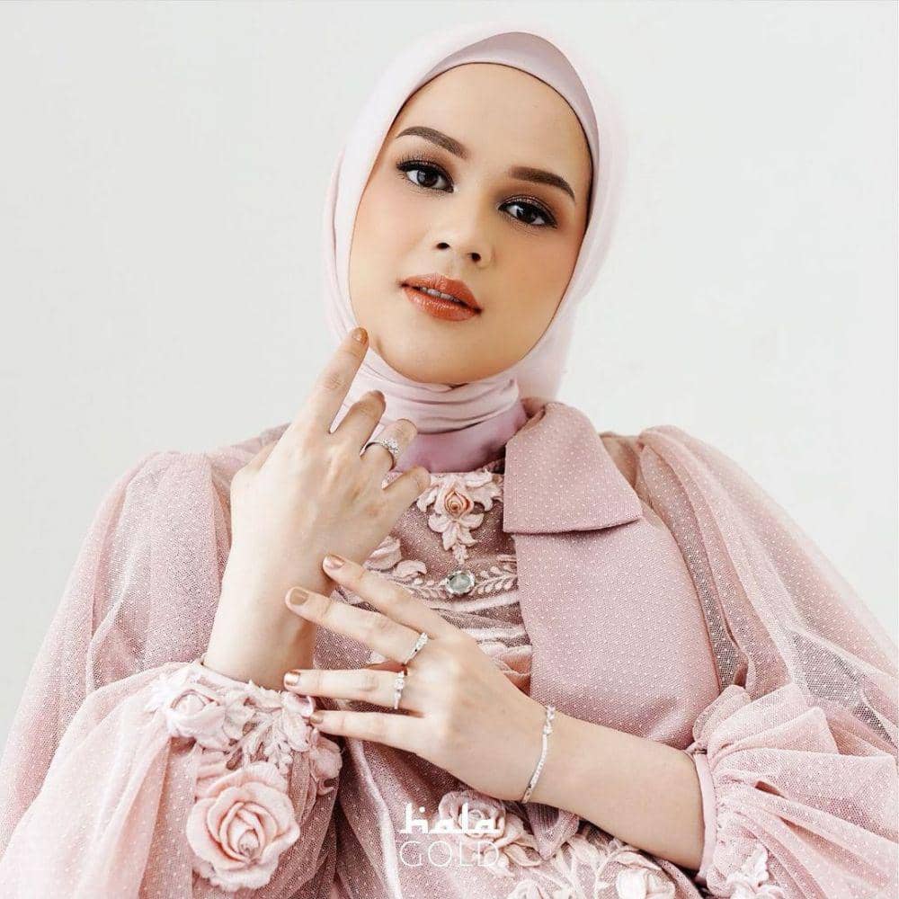 Cut Meyriska (instagram.com/cutratumeyriska)