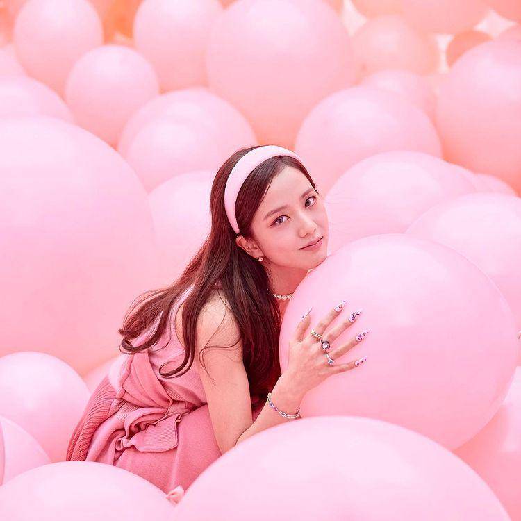 potret Jisoo dengan outfit pink (instagram.com/sooyaaa__)
