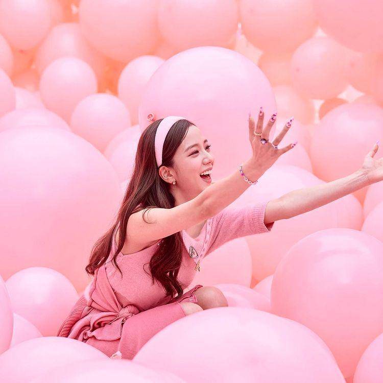 potret Jisoo dengan bandana pink (instagram.com/sooyaaa__)