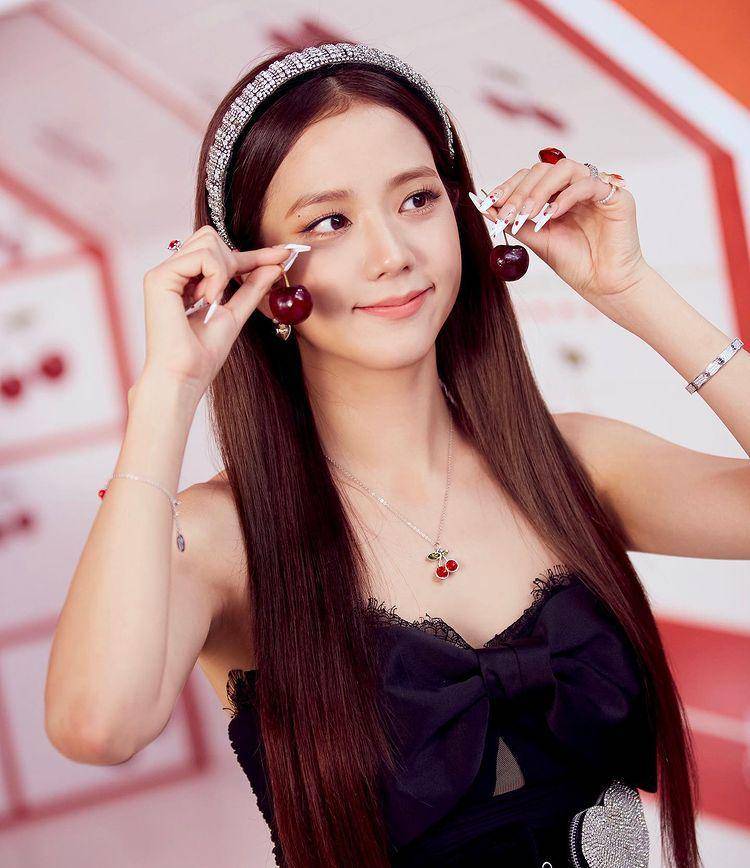 potret Jisoo dengan bandana (instagram.com/sooyaaa__)