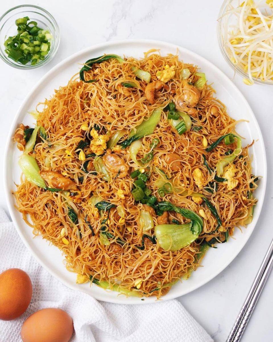 Bihun goreng (instagram.com/christieathome)