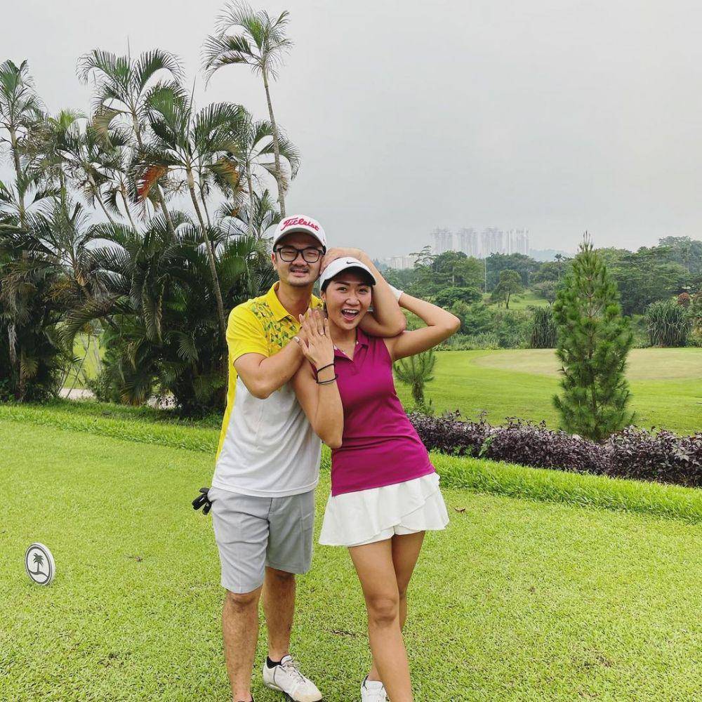 Theresa Wienathan dilamar kekasih di lapangan golf. (instagram.com/theresawienathan)