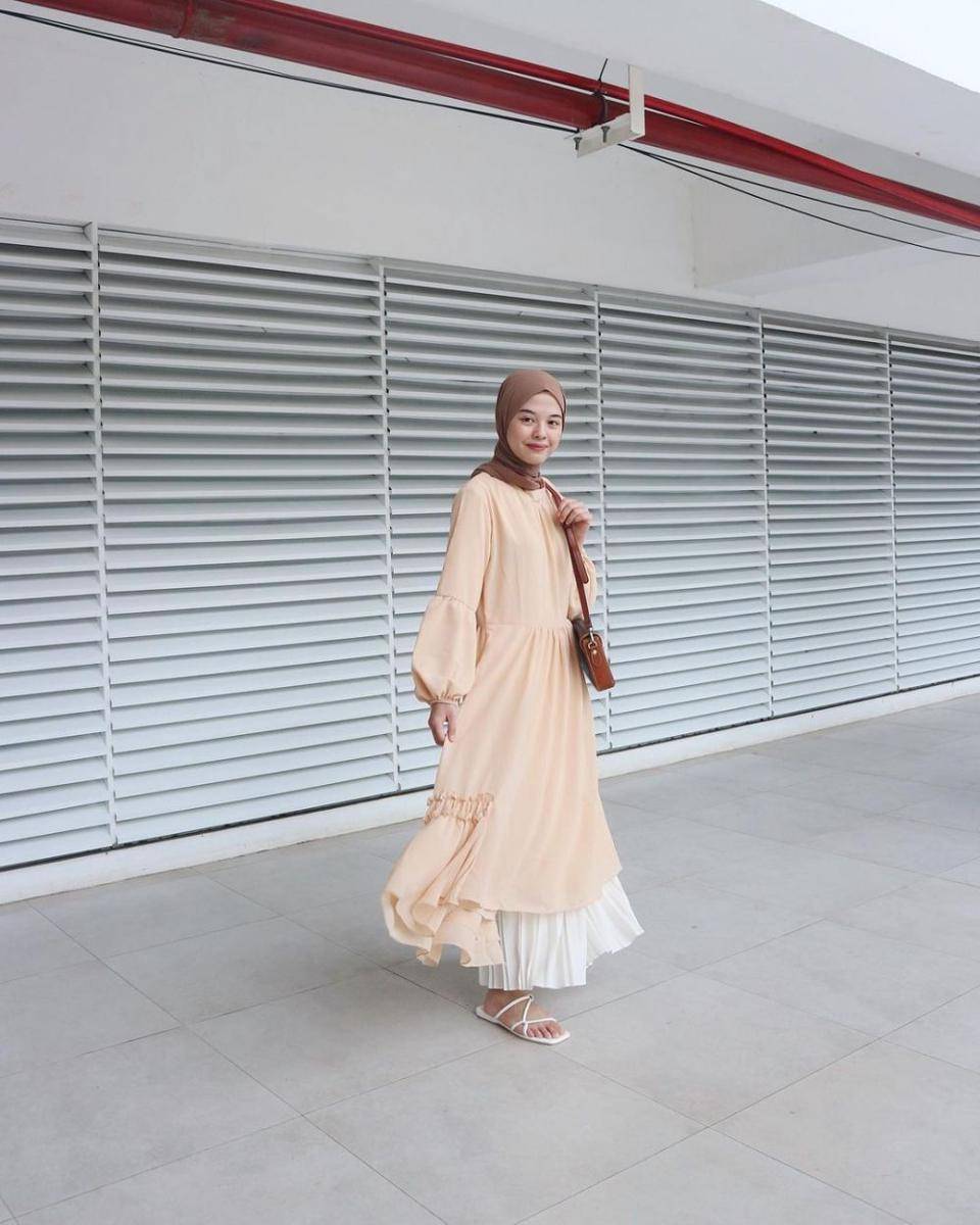 Outfit Anastasia dengan dress (instagram.com/anastasiadelline)