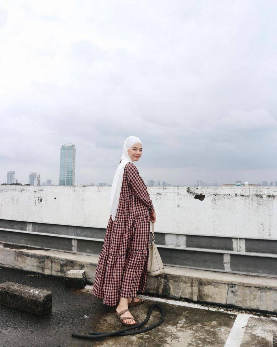 Outfit Anastasia dengan dress (instagram.com/anastasiadelline)