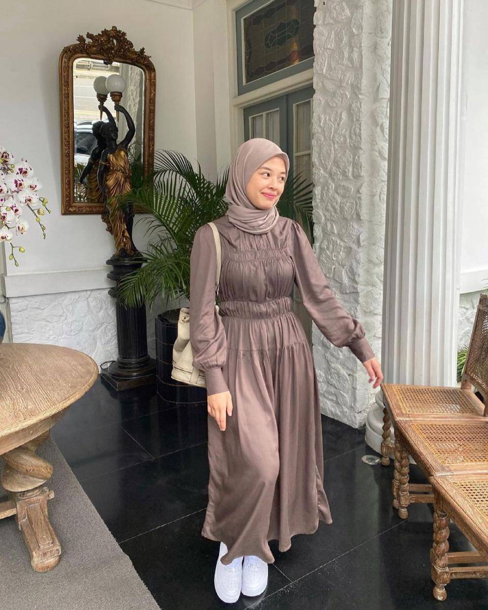 Outfit Anastasia dengan dress (instagram.com/anastasiadelline)