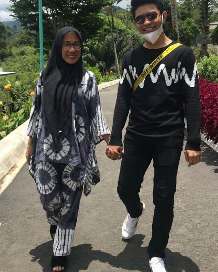Fiki Naki dan mama (instagram.com/evarahayu.sf)