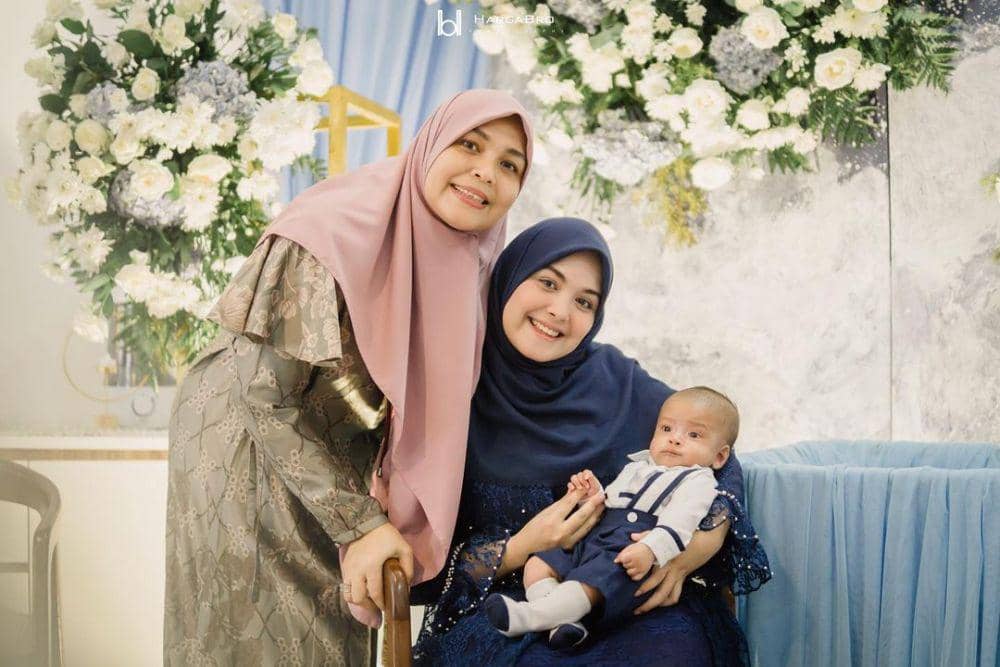 Vebby Palwinta bersama mama dan baby Ali (instagram.com/vebbypalwinta)