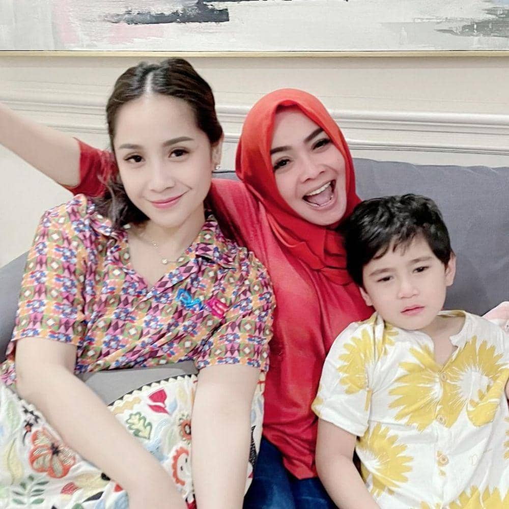 Nagita Slavina bersama Mama Rieta dan Rafathar (instagram.com/rieta_amilia)