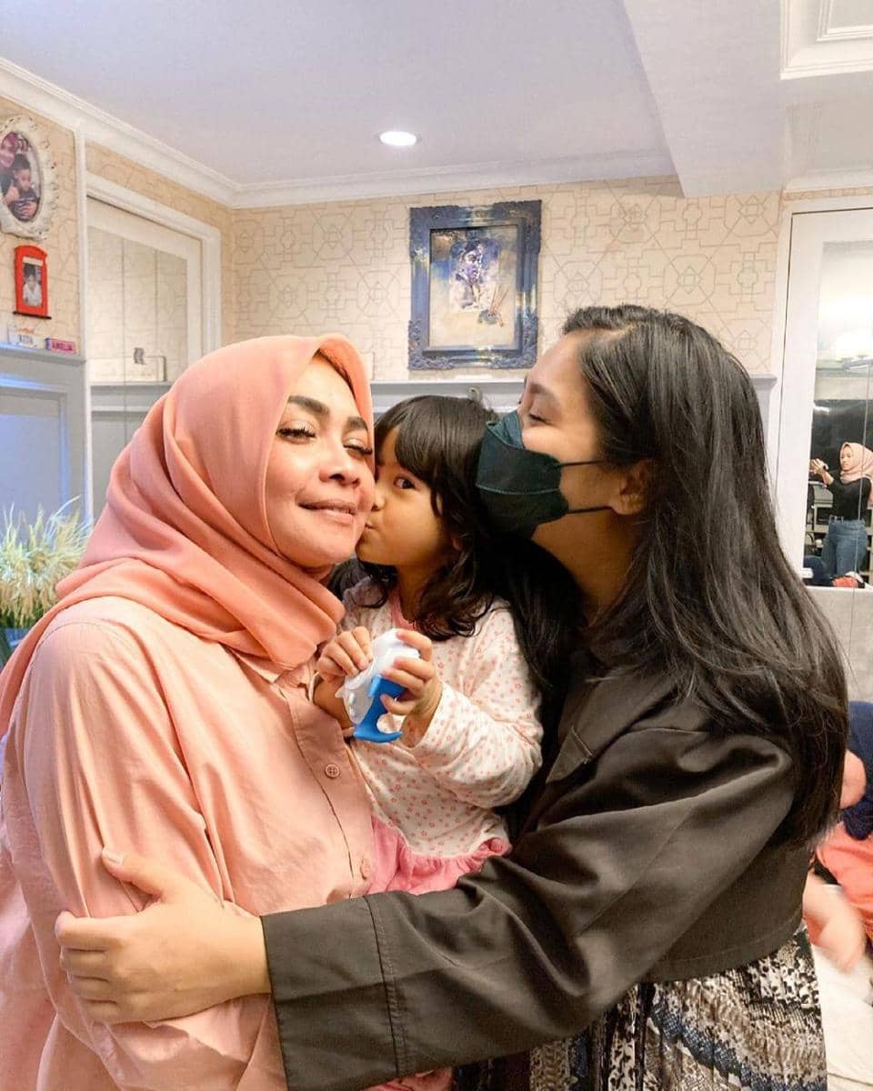 Caca Tengker bersama Mama Rieta dan Ansara (instagram.com/cacatengker)